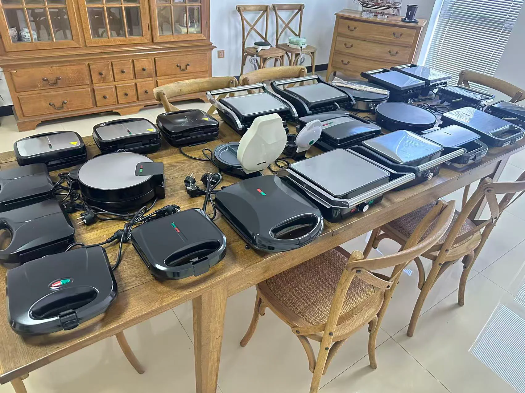 Sandwich-maker samples displayed on a table