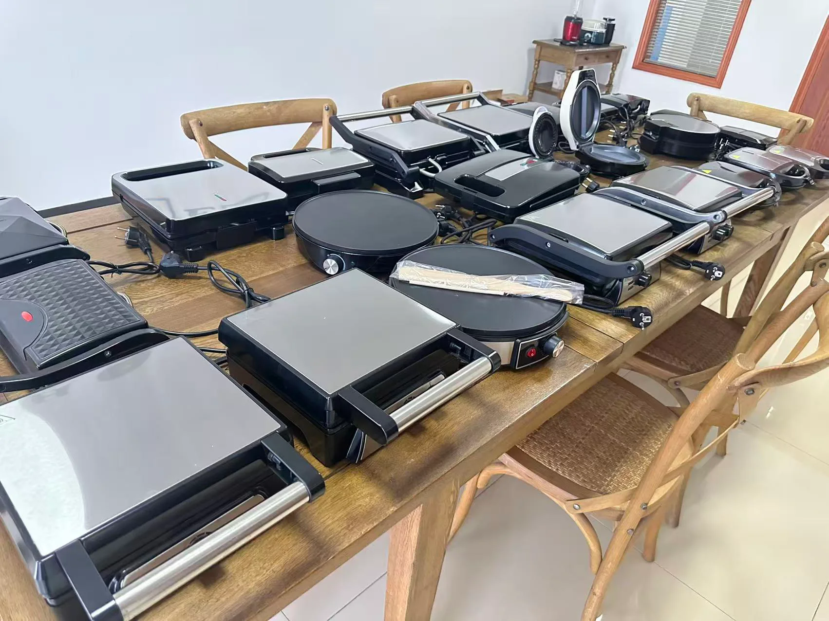 Sandwich-maker samples displayed on a table